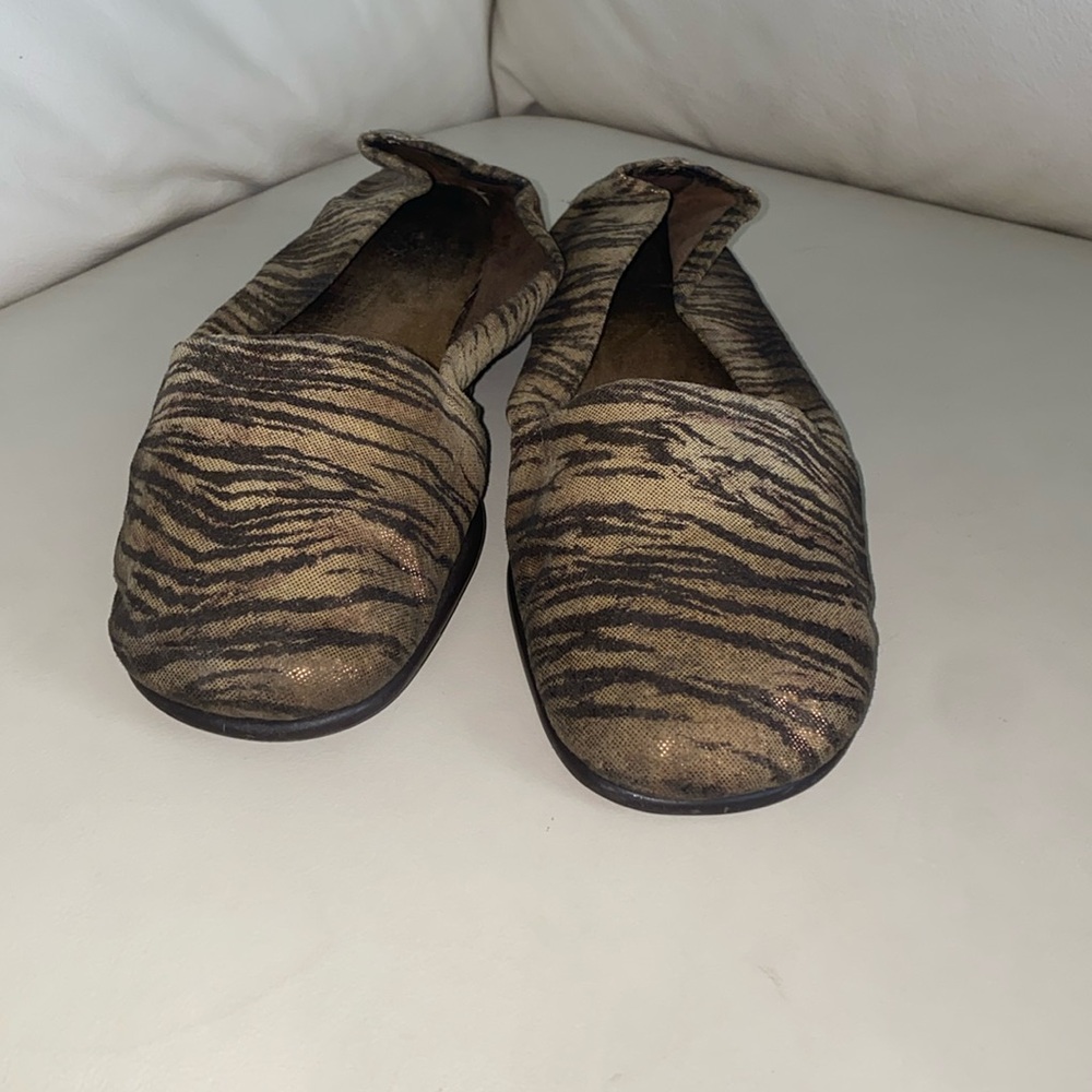 Zebra flat shoe brown and gold size 9.5